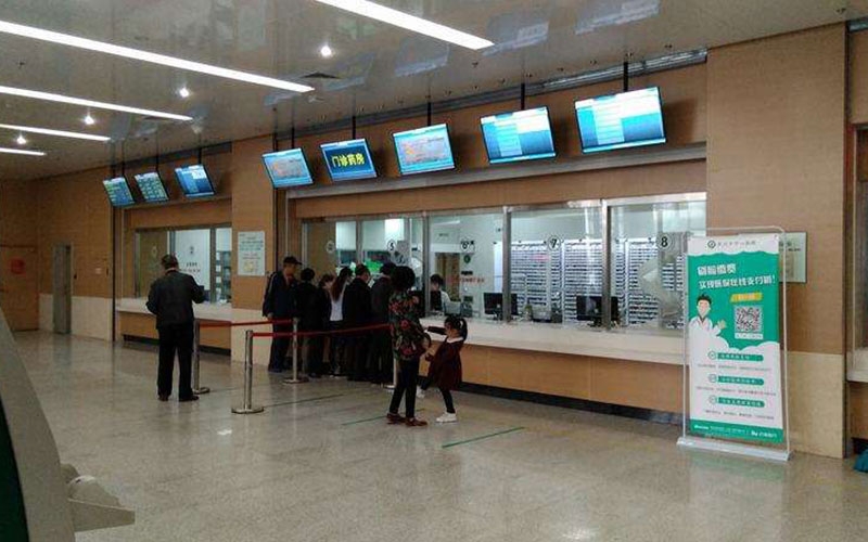 龍崗婦幼保健院壁掛式廣告機安裝案例